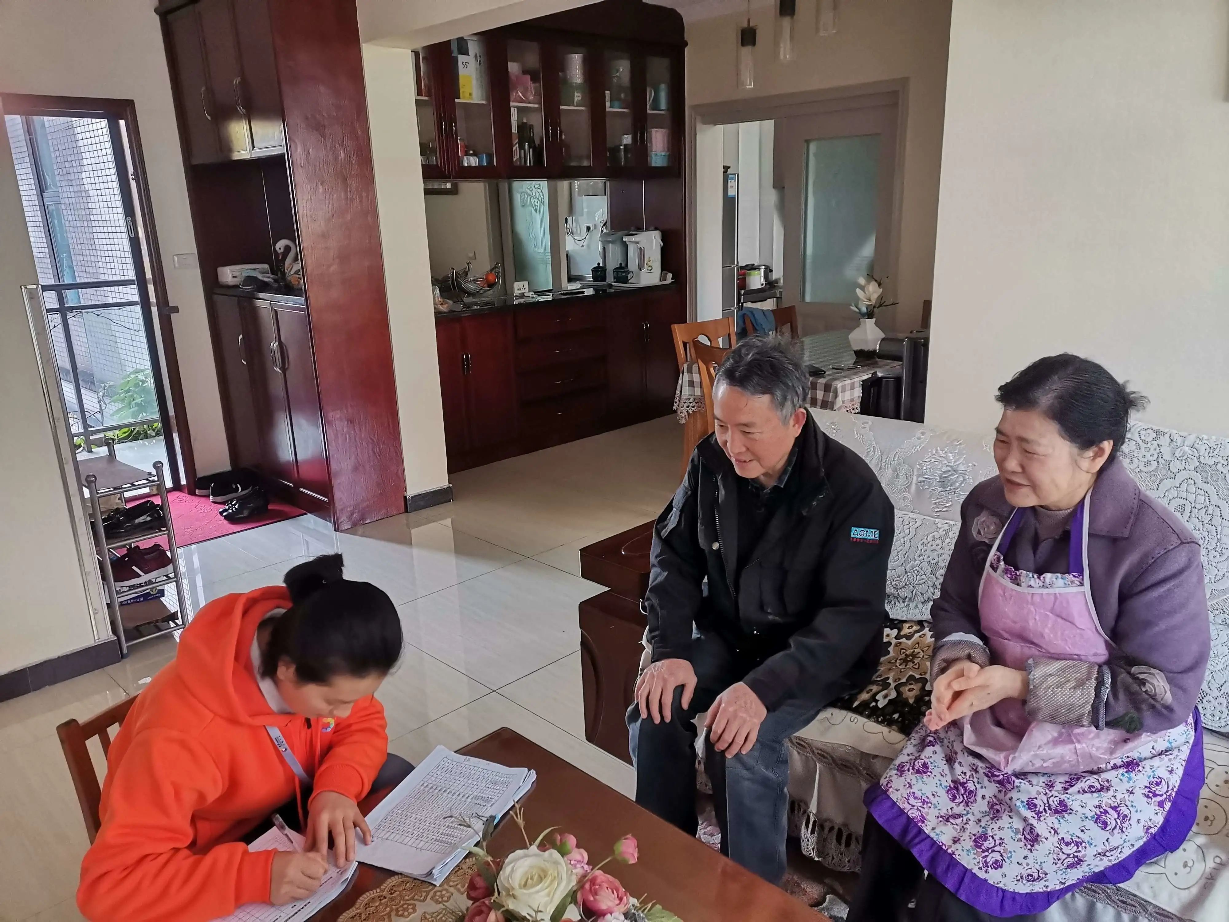创新养老新模式：陪伴护理机器人如何改变老年人生活